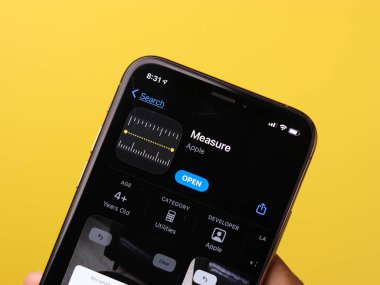 Assam, Hindistan - 30 Mart 2021: Telefon ekranında Apple Ölçüm logosu.
