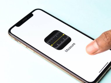 Assam, Hindistan - 30 Mart 2021: Telefon ekranında Apple Ölçüm logosu.