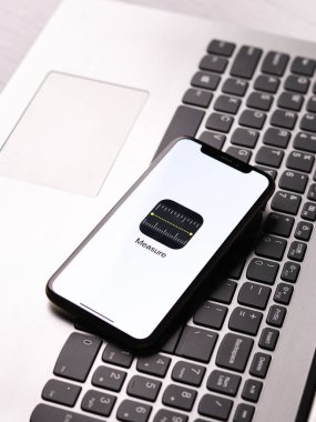 Assam, Hindistan - 30 Mart 2021: Telefon ekranında Apple Ölçüm logosu.