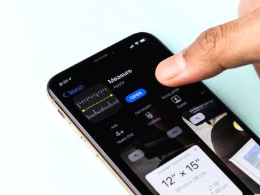 Assam, Hindistan - 30 Mart 2021: Telefon ekranında Apple Ölçüm logosu.