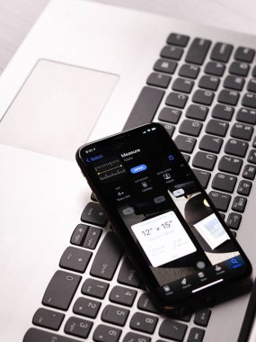Assam, Hindistan - 30 Mart 2021: Telefon ekranında Apple Ölçüm logosu.