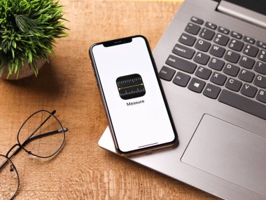 Assam, Hindistan - 30 Mart 2021: Telefon ekranında Apple Ölçüm logosu.
