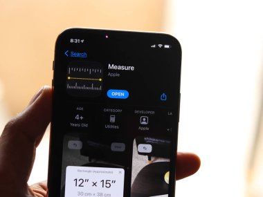 Assam, Hindistan - 30 Mart 2021: Telefon ekranında Apple Ölçüm logosu.