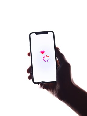 Assam, Hindistan - 30 Mart 2021: Telefon ekranında Apple adet döngüsü logosu.