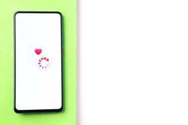 Assam, Hindistan - 30 Mart 2021: Telefon ekranında Apple adet döngüsü logosu.