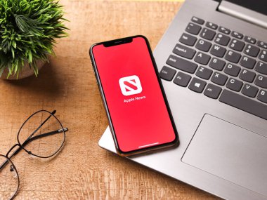 Assam, Hindistan - 30 Mart 2021: Telefon ekranında Apple News logosu.