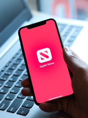 Assam, Hindistan - 30 Mart 2021: Telefon ekranında Apple News logosu.