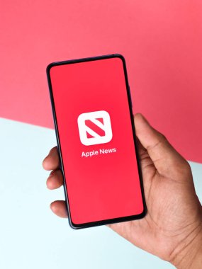 Assam, Hindistan - 30 Mart 2021: Telefon ekranında Apple News logosu.