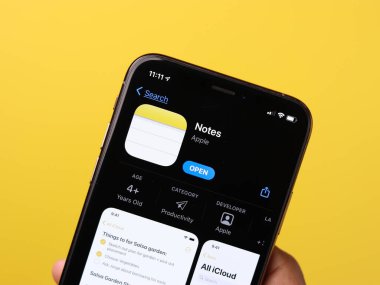 Assam, Hindistan - 30 Mart 2021: Telefon ekranında Apple Notları logosu.