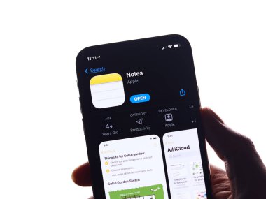 Assam, Hindistan - 30 Mart 2021: Telefon ekranında Apple Notları logosu.