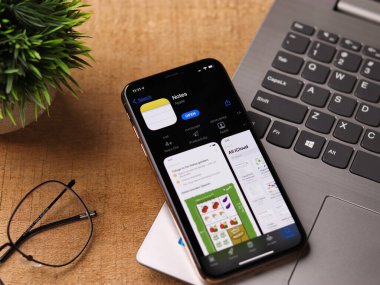 Assam, Hindistan - 30 Mart 2021: Telefon ekranında Apple Notları logosu.