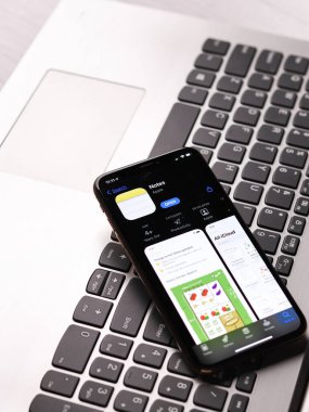 Assam, Hindistan - 30 Mart 2021: Telefon ekranında Apple Notları logosu.