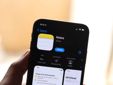 Assam, Hindistan - 30 Mart 2021: Telefon ekranında Apple Notları logosu.