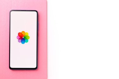 Assam, Hindistan - 19 Nisan 2021: Telefon ekranında Apple Fotoğrafları logosu.