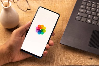 Assam, Hindistan - 19 Nisan 2021: Telefon ekranında Apple Fotoğrafları logosu.