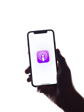 Assam, Hindistan - 30 Mart 2021: Apple Podcast 'leri telefon ekranı görüntüsü üzerine logo.