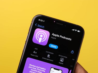 Assam, Hindistan - 30 Mart 2021: Apple Podcast 'leri telefon ekranı görüntüsü üzerine logo.