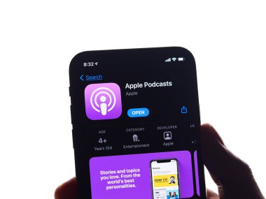 Assam, Hindistan - 30 Mart 2021: Apple Podcast 'leri telefon ekranı görüntüsü üzerine logo.