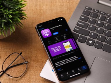 Assam, Hindistan - 30 Mart 2021: Apple Podcast 'leri telefon ekranı görüntüsü üzerine logo.