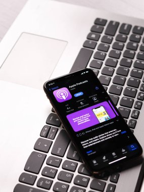 Assam, Hindistan - 30 Mart 2021: Apple Podcast 'leri telefon ekranı görüntüsü üzerine logo.