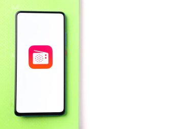 Assam, Hindistan - 30 Mart 2021: Telefon ekranında Apple radyo logosu.