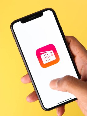 Assam, Hindistan - 30 Mart 2021: Telefon ekranında Apple radyo logosu.