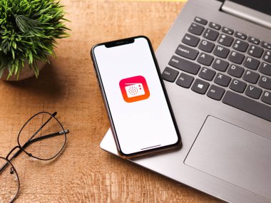 Assam, Hindistan - 30 Mart 2021: Telefon ekranında Apple radyo logosu.