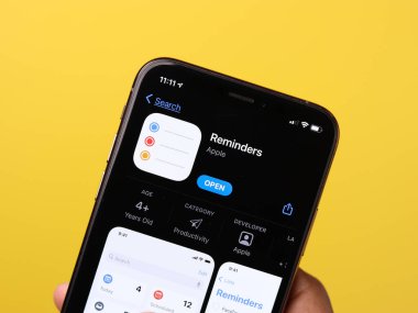 Assam, Hindistan - 30 Mart 2021: Telefon ekranındaki Apple hatırlatıcıları logosu.
