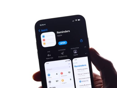 Assam, Hindistan - 30 Mart 2021: Telefon ekranındaki Apple hatırlatıcıları logosu.