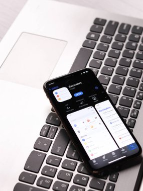 Assam, Hindistan - 30 Mart 2021: Telefon ekranındaki Apple hatırlatıcıları logosu.