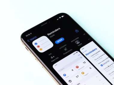 Assam, Hindistan - 30 Mart 2021: Telefon ekranındaki Apple hatırlatıcıları logosu.