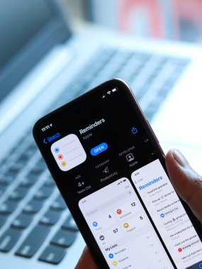 Assam, Hindistan - 30 Mart 2021: Telefon ekranındaki Apple hatırlatıcıları logosu.