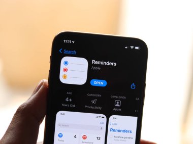 Assam, Hindistan - 30 Mart 2021: Telefon ekranındaki Apple hatırlatıcıları logosu.