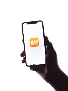 Assam, Hindistan - 30 Mart 2021: Telefon ekranında Apple Okul logosu.