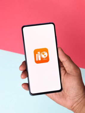 Assam, Hindistan - 30 Mart 2021: Telefon ekranında Apple Okul logosu.