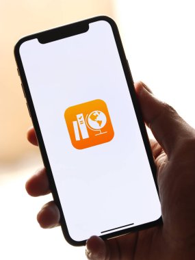 Assam, Hindistan - 30 Mart 2021: Telefon ekranında Apple Okul logosu.