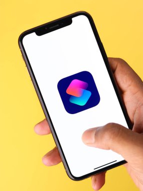 Assam, Hindistan - 30 Mart 2021: Telefon ekranı görüntüsünde kısayollar logosu.