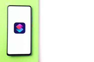Assam, Hindistan - 30 Mart 2021: Telefon ekranı görüntüsünde kısayollar logosu.