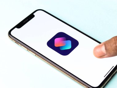 Assam, Hindistan - 30 Mart 2021: Telefon ekranı görüntüsünde kısayollar logosu.