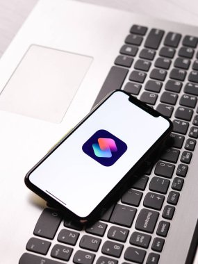 Assam, Hindistan - 30 Mart 2021: Telefon ekranı görüntüsünde kısayollar logosu.
