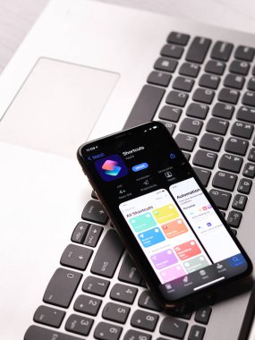 Assam, Hindistan - 30 Mart 2021: Telefon ekranı görüntüsünde kısayollar logosu.