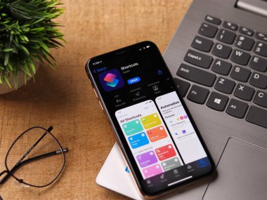Assam, Hindistan - 30 Mart 2021: Telefon ekranı görüntüsünde kısayollar logosu.