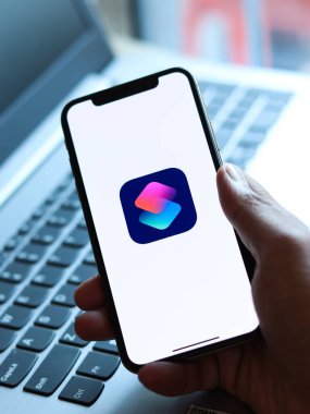 Assam, Hindistan - 30 Mart 2021: Telefon ekranı görüntüsünde kısayollar logosu.