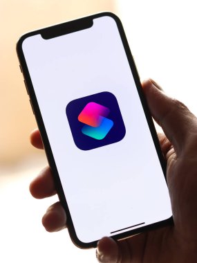 Assam, Hindistan - 30 Mart 2021: Telefon ekranı görüntüsünde kısayollar logosu.