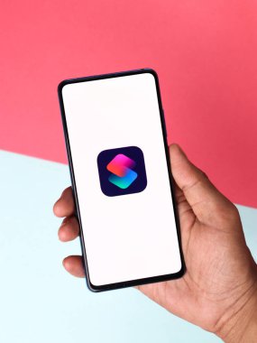 Assam, Hindistan - 30 Mart 2021: Telefon ekranı görüntüsünde kısayollar logosu.