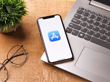 Assam, Hindistan - 30 Mart 2021: Telefon ekranında Apple uygulama mağazası logosu.