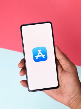 Assam, Hindistan - 30 Mart 2021: Telefon ekranında Apple uygulama mağazası logosu.