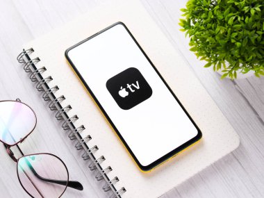 Assam, Hindistan - 24 Eylül 2020: Telefon ekranında Apple TV logosu.