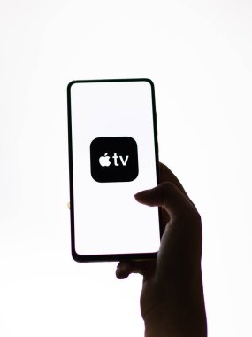 Assam, Hindistan - 24 Eylül 2020: Telefon ekranında Apple TV logosu.