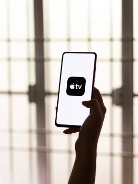 Assam, Hindistan - 24 Eylül 2020: Telefon ekranında Apple TV logosu.